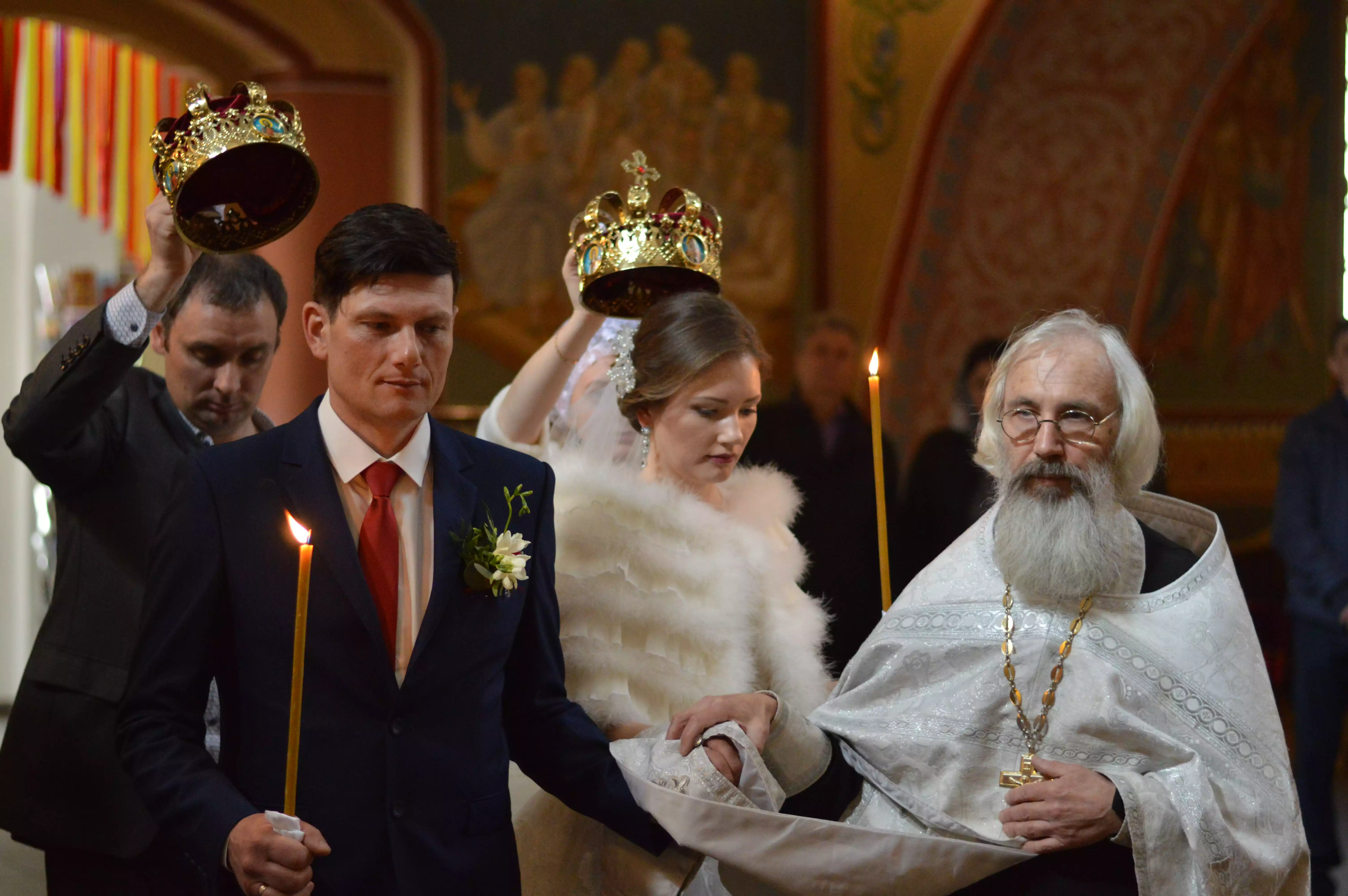 Couples moment in scenic setting
